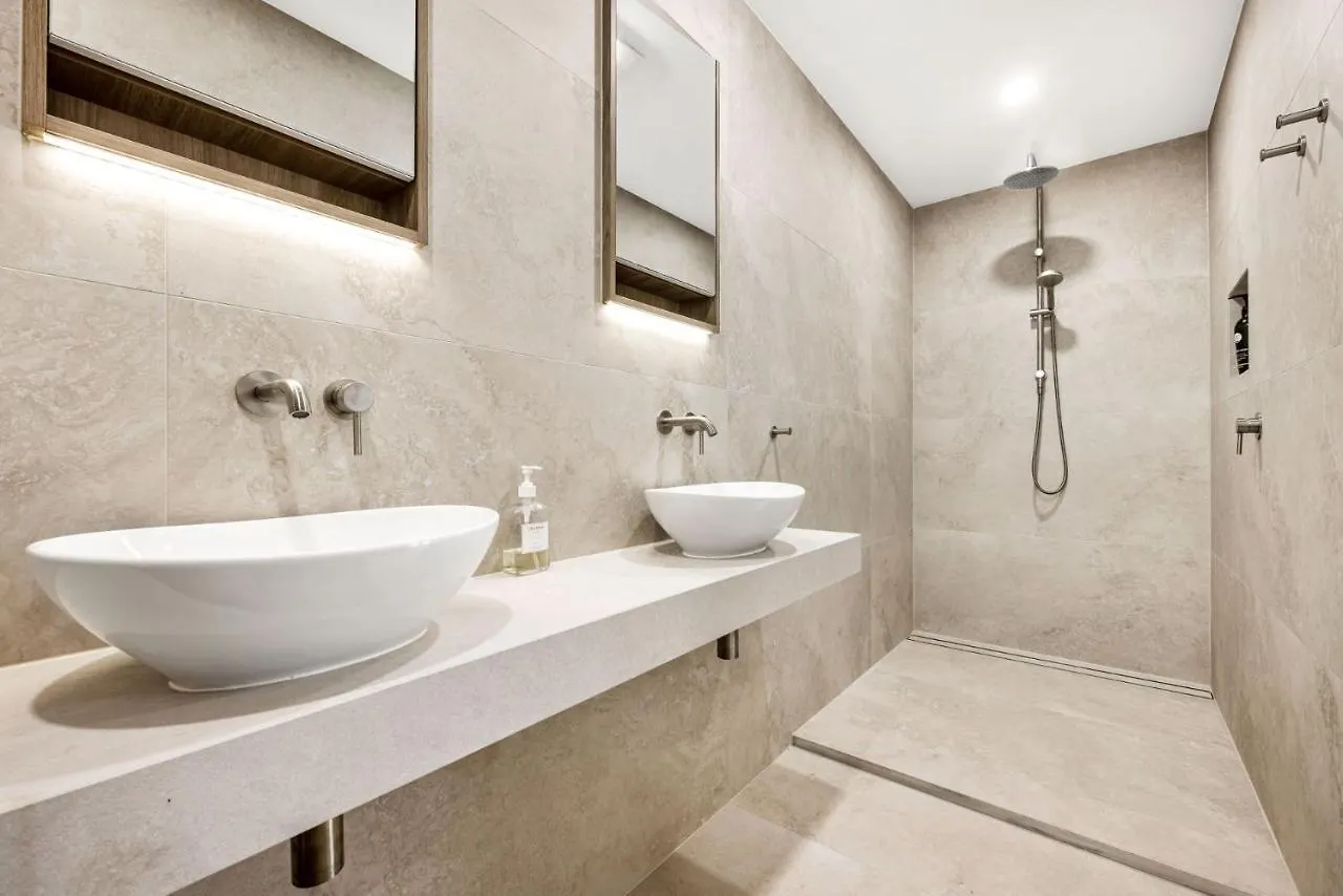 Coorumbong 16 - 5 Bedrooms Mooloolaba